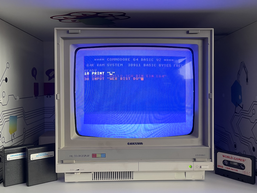 Der Commodore 64 steht in einem Schrank.