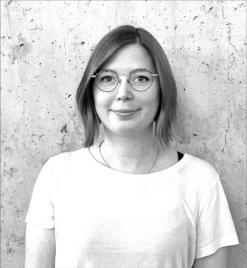 Schwarz-weiß Portraitfoto von Desirée Hennecke.