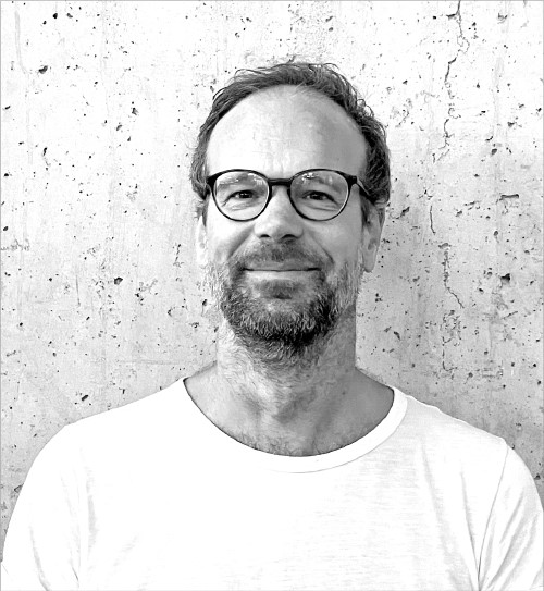 Schwarz-weiß Portraitfoto von Jan Rooschüz.