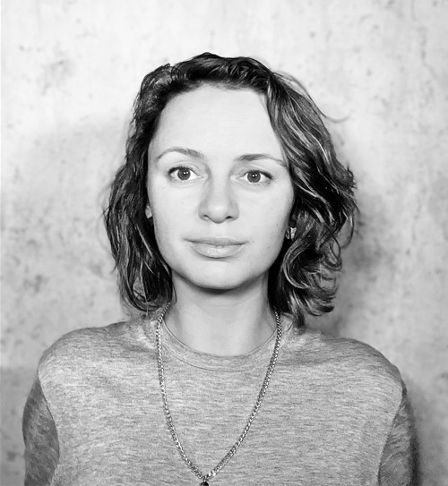 Schwarz-weiß Portraitfoto von Anna Shapkina.