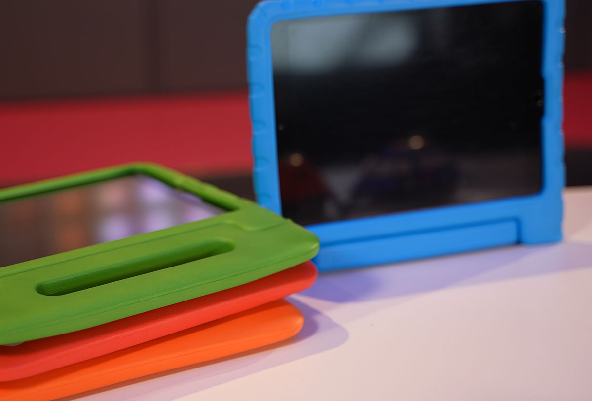 Mehrere iPads in verschiedenfarbigen Schutzhüllen mit Griff.