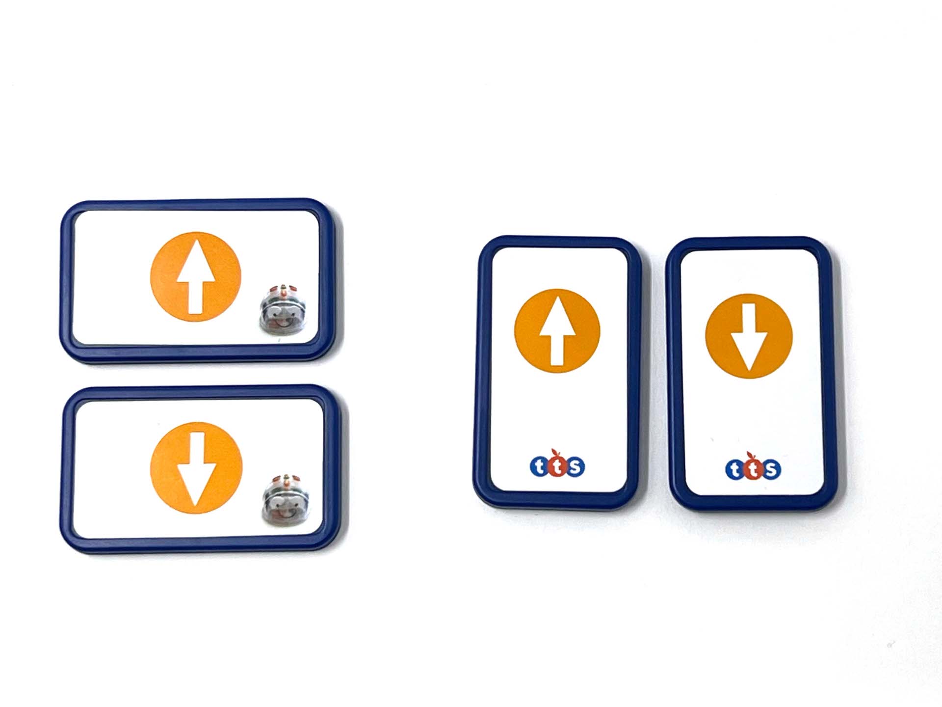 Vier Pfeilkarten eines TacTile Readers. Zwei in Querformat, mit dem Blue-Bot Symbol und zwei im Hochformat, durch das TTS-Logo erkennbar.